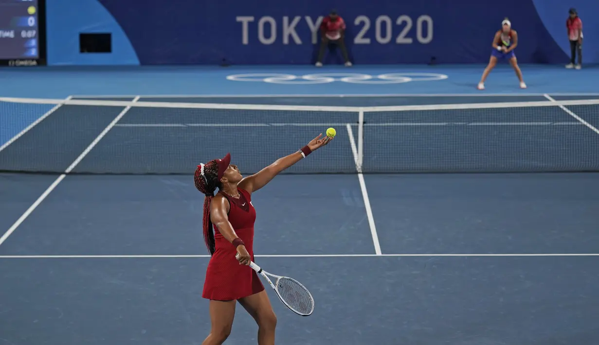 Petenis Jepang Naomi Osaka melakukan servis saat melawan Marketa Vondrousova dari Republik Ceko dalam putaran ketiga tunggal putri Olimpiade Tokyo 2020 di Ariake Tennis Park di Tokyo (27/7/2021). Naomi kalah dari Marketa Vondrousova 6-1, 6-4. (AP Photo/Seth Wenig)