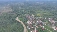 Kampung Besiq di Kecamatan Damai, Kabupaten Kutai Barat, Kalimantan Timur adalah salah satu kampung yang sebelumnya nyaris terisolir, baik dari akses jalan darat, listrik, maupun akses telekomunikasi.