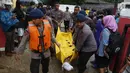 Polisi mengevakuasi jenazah korban gelombang Tsunami Anyer di Puskesmas Carita, Banten, Minggu (23/12). BNPB mencatat ratusan orang meninggal dunia dan ratusan luka-luka. (Liputan6.com/Angga Yuniar)