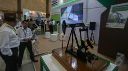 Sebuah miniatur alat pengeboran minyak dipamerkan saat pameran Indonesian Petroleum Association di Jakarta Convention Center, Jakarta, Rabu (20/5/2015). (Liputan6.com/Faizal Fanani)