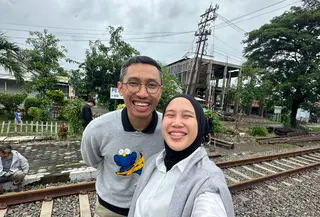 Azelia Trifiana (36) dan suaminya yang tertahan dalam kereta api imbas banjir di Pekalongan  (Dokumentasi pribadi Azelia)