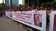 Organisasi masyarakat Solidaritas Kerakyatan Khusus (SKK) Migas melaporkan Hatta Rajasa ke KPK, Senin (16/6/14). (Liputan6.com/Miftahul Hayat)