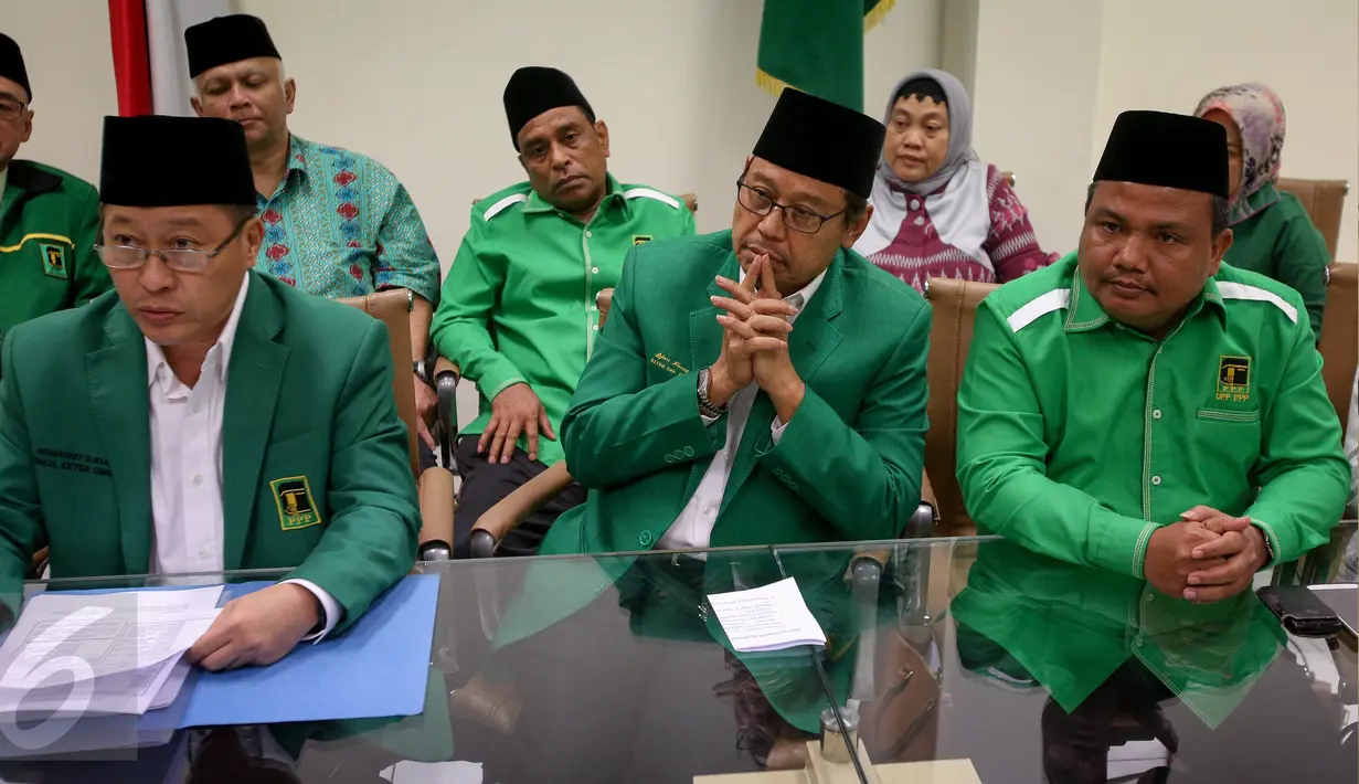 Wakil Ketua Umum Humprey Djemat (kiri) serta sejumlah pengurus DPP PPP menggelar jumpa pers di Jakarta, Kamis (23/3). PPP Djan Faridz resmi memecat Romahurmuziy alias Romy sebagai kader partai berlambang kabah itu. (Liputan6.com/Faizal Fanani)