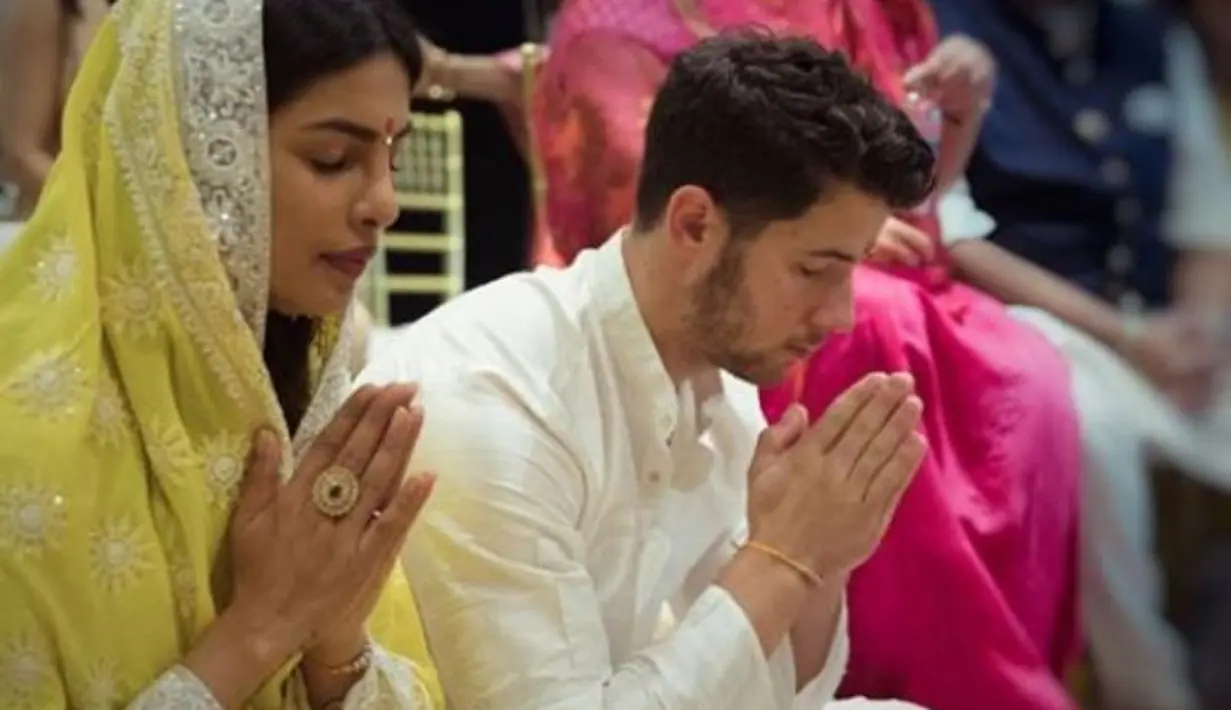 Hal itu adalah salah satu dari rangkaian acara yang diperuntukkan bagi sepasang calon pengantin sebelum menikah. (instagram/priyankachopra)