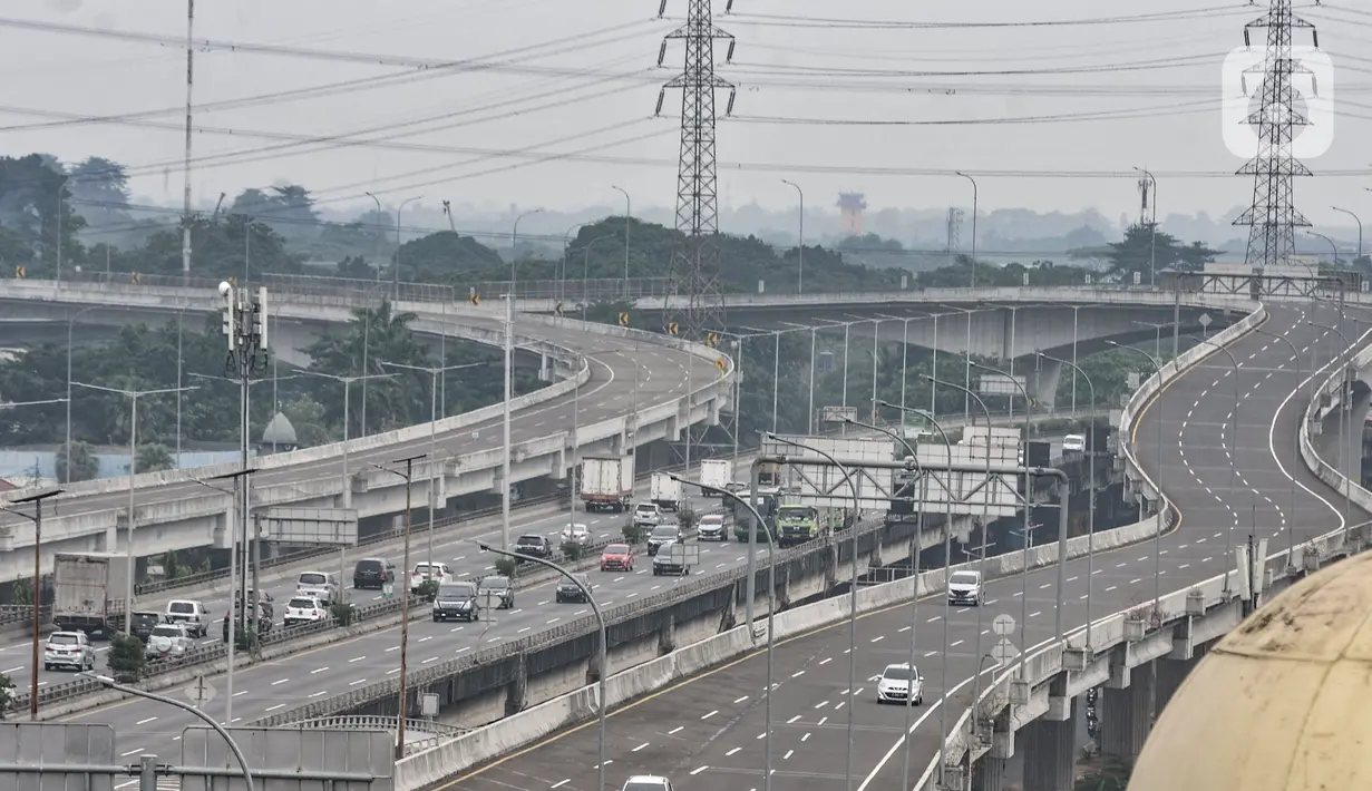 Kendaraan melintasi ruas Tol Becakayu yang bersebelahan dengan ruas Tol Ir Wiyoto Wiyono,  Jatinegara, Jakarta Timur, Senin (15/3/2021). GT Pisangan terdiri atas 2 GTO Single dan GTO Multi yang dapat dilalui kendaraan Golongan I, II, III, IV, dan V. (merdeka.com/Iqbal S. Nugroho)