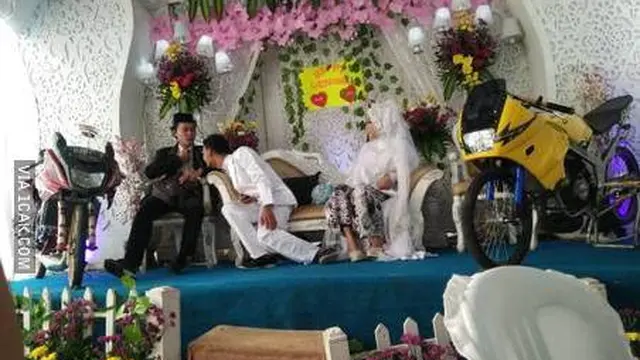 6 Gaya Nyeleneh Pengantin di Pelaminan Ini Bikin Tamu Undangan Ngakak