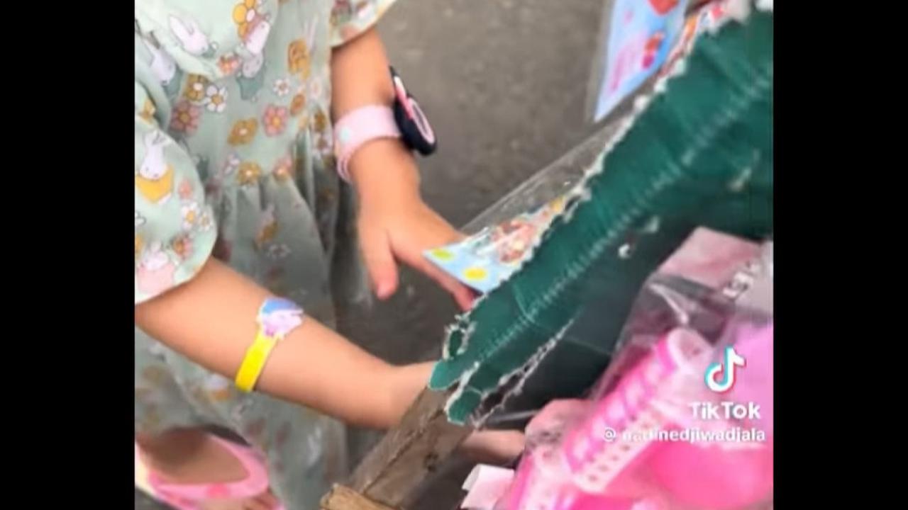 Nadine Chandrawinata Tuai Pujian, 5 Potret Putri Cantiknya Belanja Mainan di Pedagang Keliling