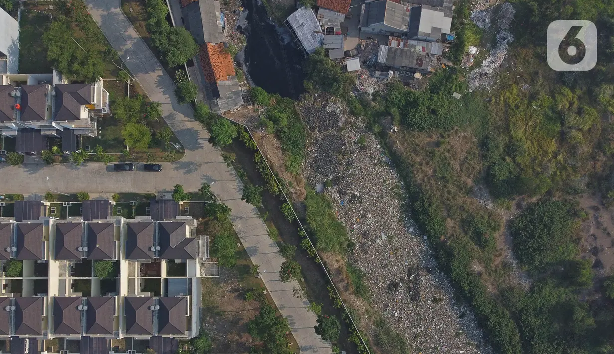 Foto udara memperlihatkan sampah menumpuk di aliran kali Kampung Bogor, Desa Setiasih, Tarumajaya, Kabupaten Bekasi, Rabu (30/9/2020). Tumpukan sampah itu akibat kurangnya kesadaran masyarakat untuk tidak membuang sampah sembarangan khususnya di aliran kali. (Liputan6.com/Herman Zakharia)