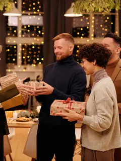 Ilustrasi merayakan Natal, tukar kado. (Photo by Nicole Michalou on Pexels)