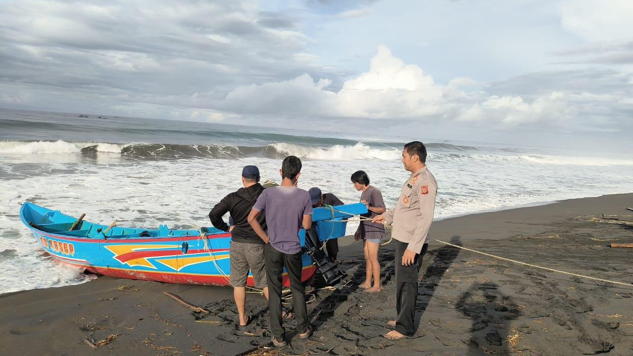 Petugas Satpol Air Undara, Polres Tasikmalaya dibantu warga mengevakuasi bangaki perahu nelayan yang terhempas gelombang tinggi di perairan Mandalajaya, Kecamatan Cikalong, Kabupaten Tasikmalaya. (Liputan6.com/Jayadi Supriadin)