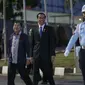 Wakil Presiden Jusuf Kalla (kiri) mengantar kepergian Presiden Jokowi di Bandara Udara Halim Perdana Kusuma, Jakarta, (20/11/). Kepergian Presiden ke Malaysia untuk menghadiri Konferensi Tingkat Tinggi (KTT) ke-27. (Liputan6.com/Faizal Fanani)