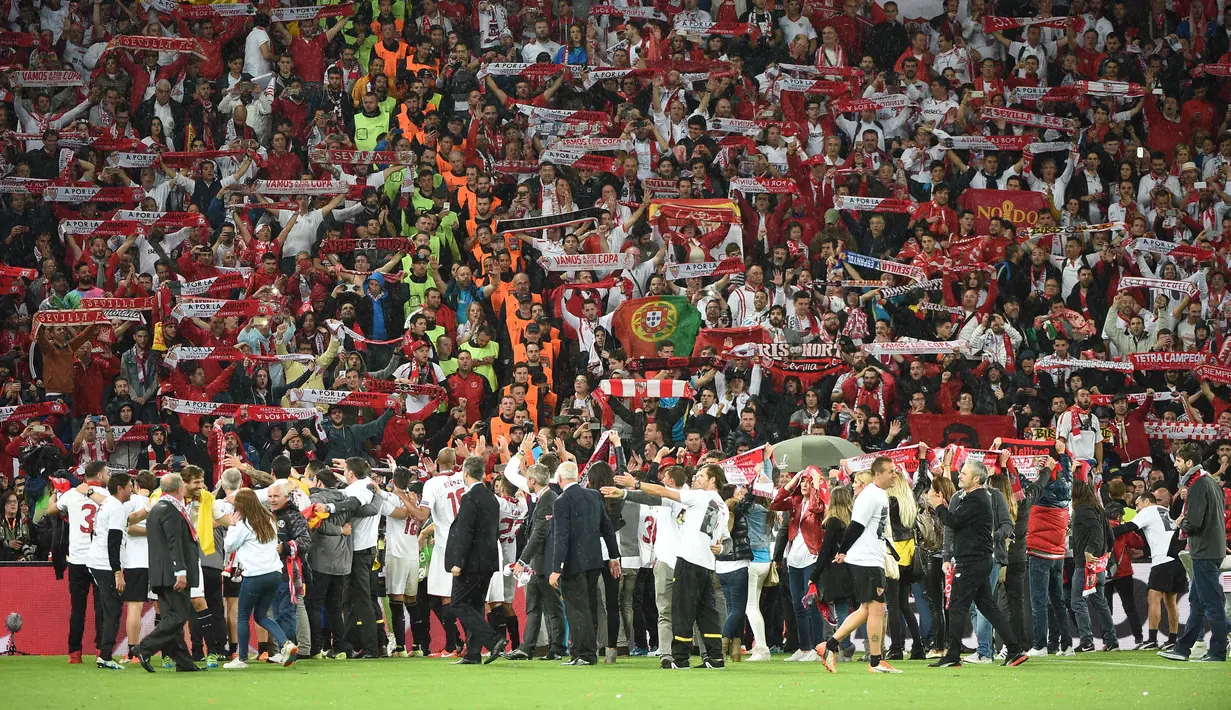 Para Pemain Sevilla merayakan kemenangan meraih trofi UEFA Europa League bersama fans i St Jakob-Park stadium, Basel, (Rabu atau Kamis (19/5/2016) dini hari WIB. (AFP/Sebastien Bozon)