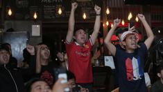 Wajah semringah diperlihatkan anggota komunitas United Indonesia dalam acara Roaring Night Liga Inggris 2023/2024 antara Manchester United (MU) melawan Everton di Bunker Terrace Cafe di Java Palace Hotel Jababeka, Cikarang, Sabtu (9/3/2024) malam WIB. MU sukses menekuk Everton dengan dua gol tanpa balas berkat dua gol penalti Bruno Fernandes dan Marcus Rashford. (Bola.com/Pradipta Rama Baskara)