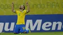 Brasil langsung unggul 1-0 di menit ke-14 lewat Everton Ribeiro. Ia berhasil memanfaatkan umpan tarik Neymar yang berhasil mencuri bola dari penguasaan bek Peru, Anderson Santamaria. (Foto: AP/Andre Penner)