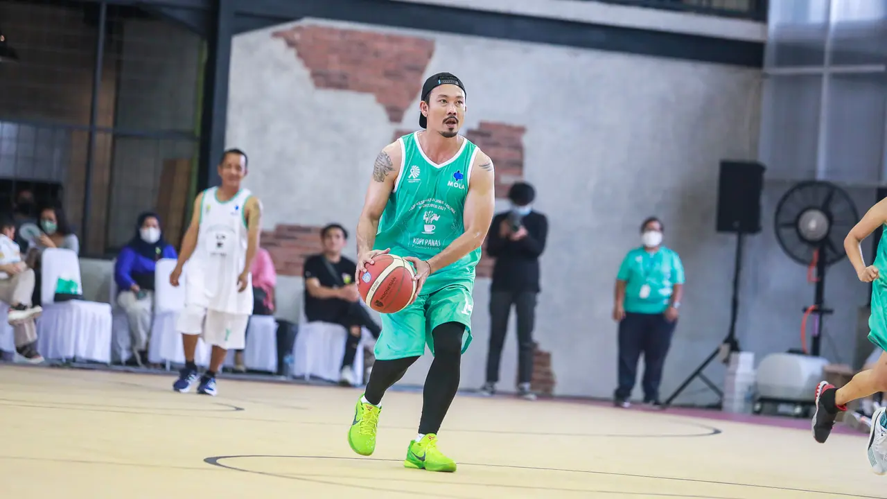 Denny Sumargo ikut pertandingan bola basket bareng ODGJ