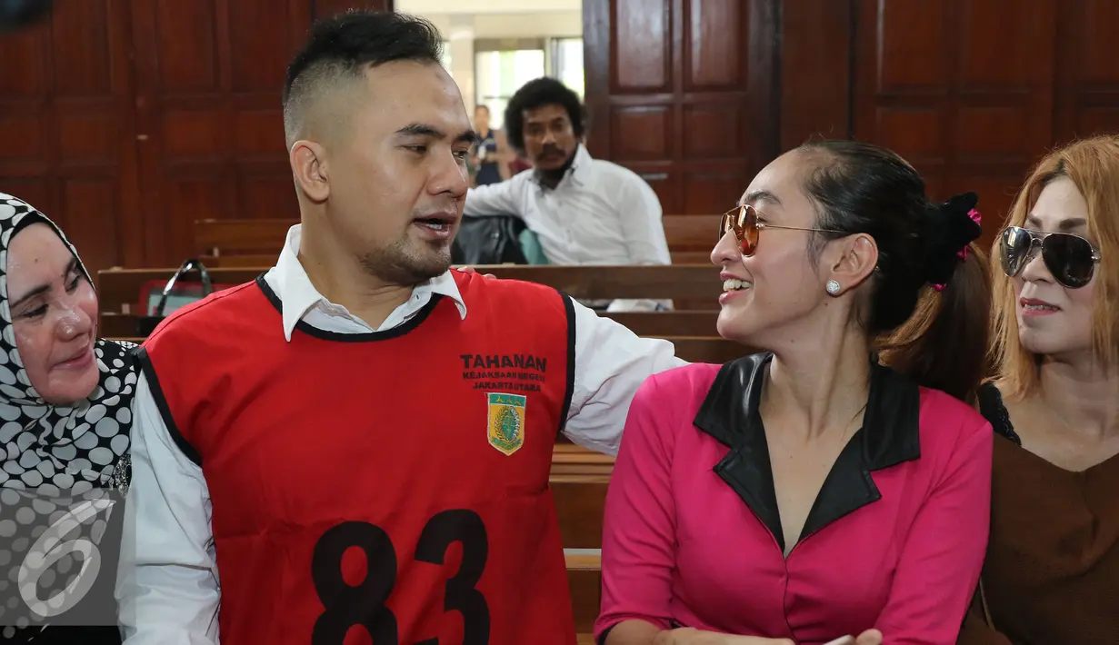 Saipul Jamil berbincang dengan penyanyi dangdut Indah Sari di PN Jakarta Utara, Senin (23/5).Sidang lanjutan kasus pelecehan seksualagenda mendengarkan keterangan saksi dari pihak Saipul Jamil sebanyak 14 saksi. (Liputan6.com/Herman Zakharia)