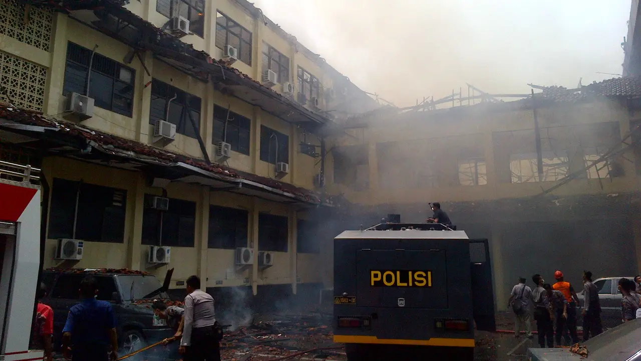 Mapolda Jateng Terbakar, Polisi dan PNS Berlarian Keluar Gedung