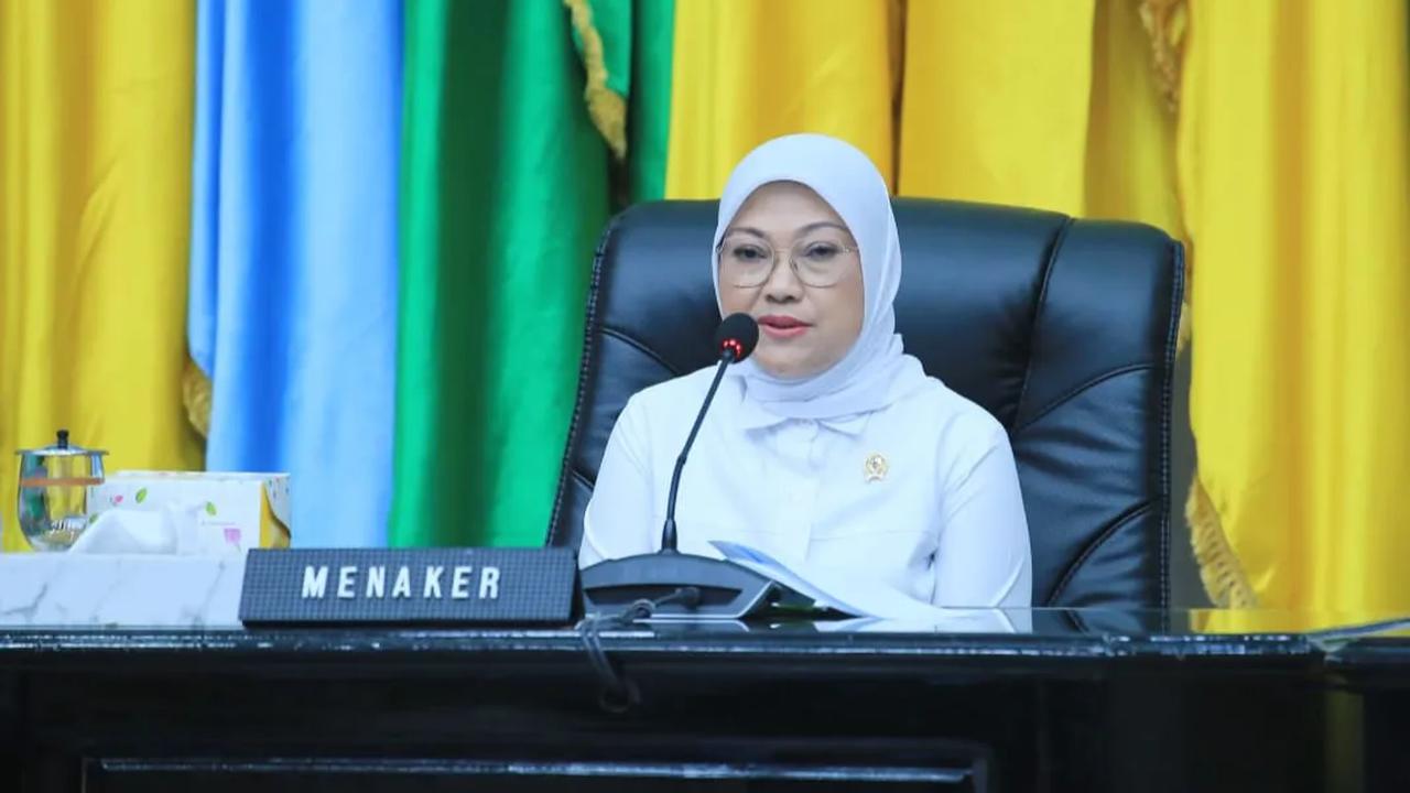 "Artinya, pekerja/buruh dengan masa kerja di atas 1 satu tahun berhak untuk dibayar atau digaji di atas upah minimum yang disesuaikan dengan output kinerja atau produktivitas pekerja dan kemampuan perusahaan,"&nbsp;