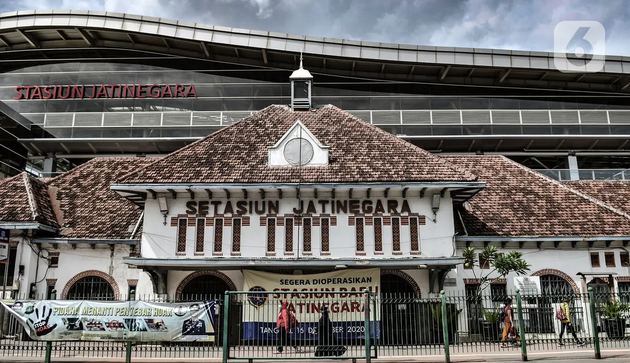 Tampak dari depan wajah baru Stasiun Jatinegara, Jakarta, Rabu (16/12/2020). Stasiun Jatinegara kini memiliki wajah baru usai direvitalisasi sejak 2016 lalu dengan perpaduan antara gaya modern dan klasik Eropa. (merdeka.com/Iqbal S. Nugroho)