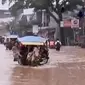 Hujan deras yang kembali mengguyur wilayah Kabupaten Bandung, Jawa Barat, membuat banjir kembali naik.