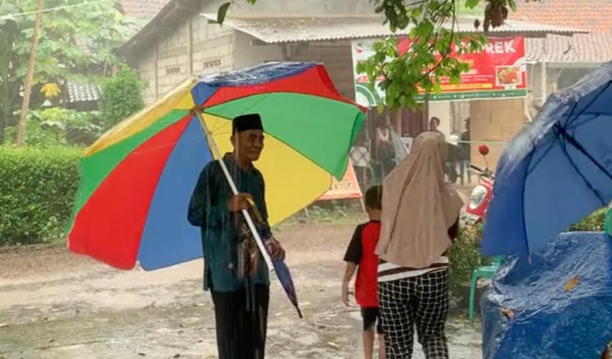 Bawa Payung Raksasa