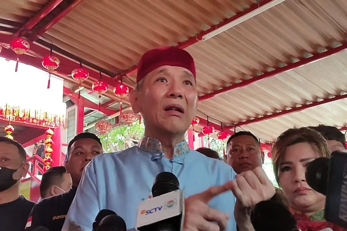 Pengusaha Jusuf Hamka di Wihara Dharma Bakti saat Imlek 2023.