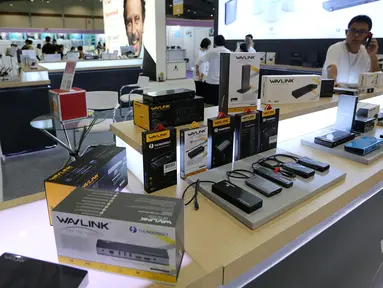 Produk elektronik dipajang pada pameran Global Sources Electronics Indonesia di JCC, Jakarta, Kamis (5/12/2019). Pameran yang berlangsung hingga tanggal 7 Desember menghadirkan 350 pemasok dari China, Korea Selatan, Taiwan, Hong Kong dan Indonesia. (Liputan6.com/Fery Pradolo)