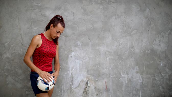 Mara Gomez berpose di rumahnya di La Plata, 6 Februari 2020. Gomez menunggu keputusan dari Federasi Sepakbola Argentina untuk memberinya kesempatan mencetak sejarah sebagai transgender pertama yang bermain di liga sepakbola profesional Argentina. (AP Photo/Natacha Pisarenko)