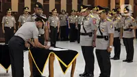 Kapolri Jenderal Pol Idham Azis menandatangani dokumen saat serah terima jabatan sejumlah perwira di Mabes Polri Jakarta, Senin (16/12/2019). Selain melantik Kabareskrim baru, Kapolri memimpin serah terima jabatan 13 perwira. (Liputan6.com/Johan Tallo)