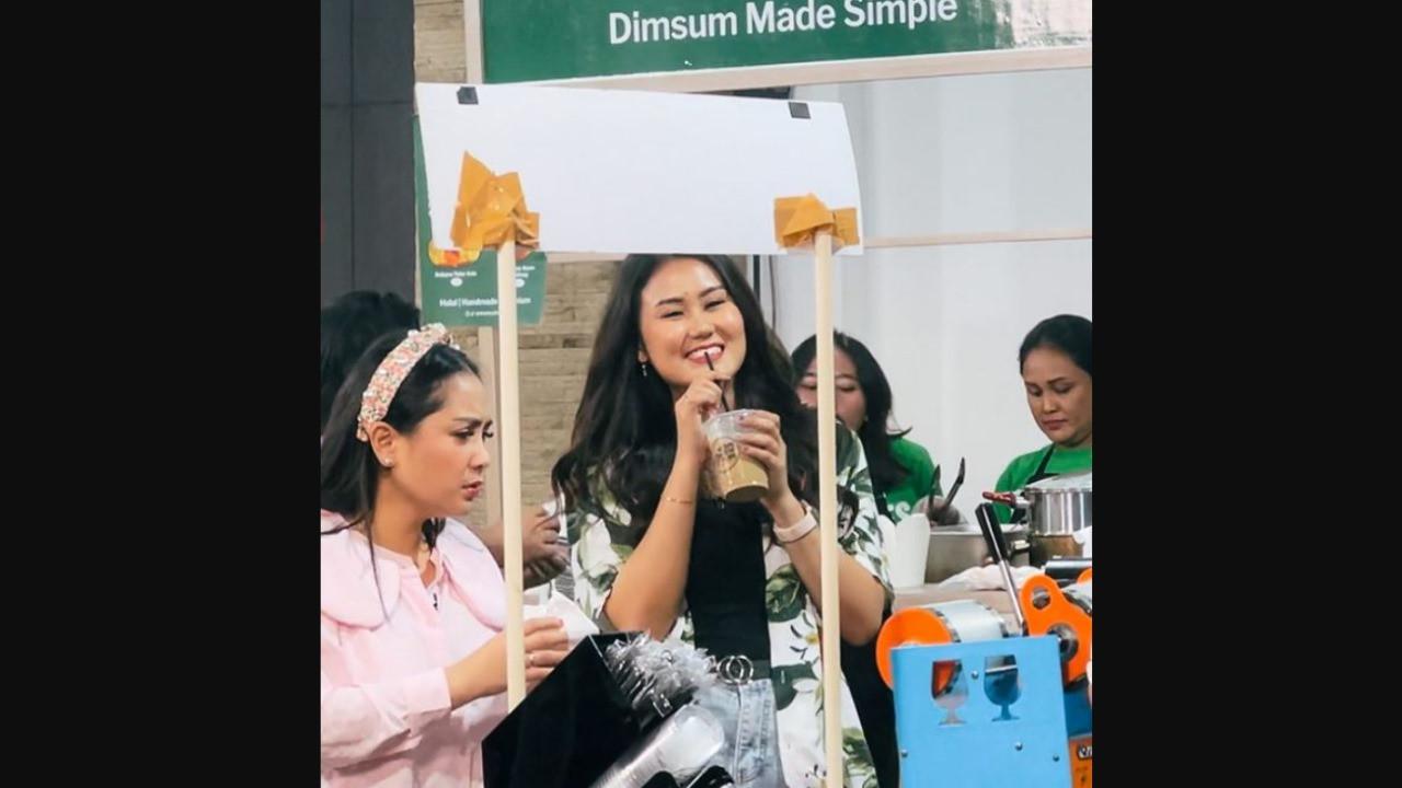 Salah satu food vlogger adalah Clara Monica yang punya misi untuk mempromosikan para pelaku UMKM lewat konten yang diunggahnya di platform sosial media.