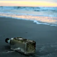 Seorang wanita menemukan surat dalam botol di pantai yang ditulis 6 tahun lalu. (Unsplash/scott van hoy).