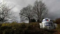 Ventilasi bunker nuklir yang dicat menyerupai robot R2-D2 film Star Wars terlihat di sebuah taman di Praha, Republik Ceko, (28/10). Menurut walikota Prague 2, Jana Cernochova ia menyukai kreatifitas  seniman jalanan tersebut. (AP Photo/Petr David Josek)