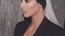 Kim Kardashian menggunakan filter warna senada di Instagram untuk mempromosikan produknya. (instagram/kimkardashian)