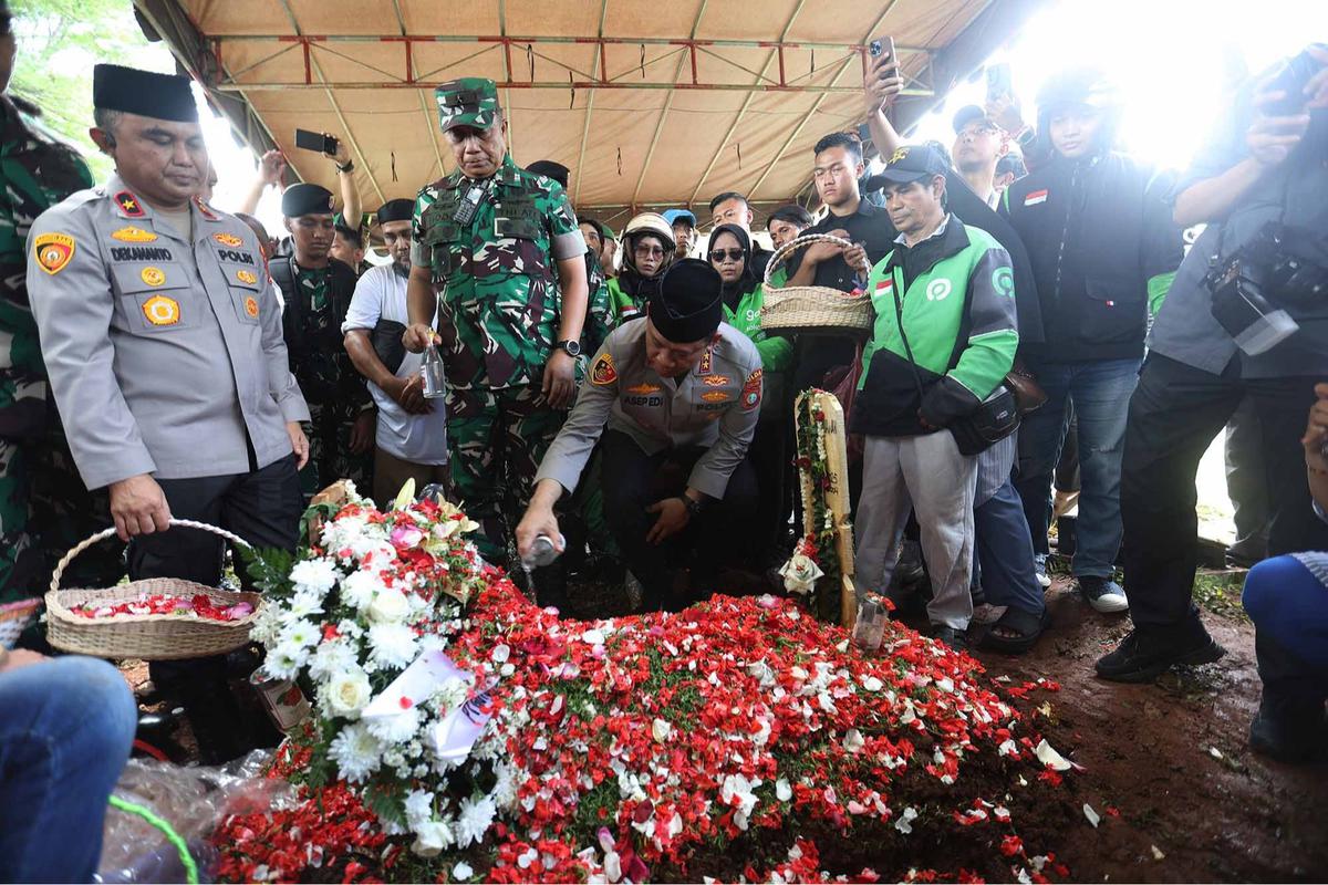 FOTO: Ribuan Ojol Antar Kepergian Affan ke Peristirahatan Terakhir