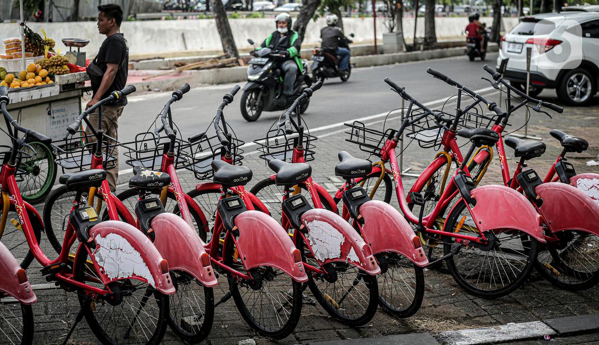 Deretan sepeda sewa yang terbengkalai terparkir di Pasar Baru, Jakarta, Rabu (30/11/2022). Dinas Perhubungan DKI Jakarta akan menarik 218 unit sepeda sewa di 67 titik tambat di Ibu Kota secara bertahap karena kesulitan pendanaan dari operator. (Liputan6.com/Faizal Fanani)