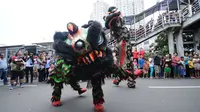 Atraksi barongsai dan liong diantara kerumunan warga di Jalan Gajah Mada, Jakarta, Minggu (4/3). Beragam atraksi budaya yang ada di Indonesia ditampilkan dalam karnaval perayaan Cap Go Meh 2018 di kawasan Glodok Jakarta. (Liputan6.com/Helmi Fithriansyah)