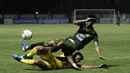 Bek Bhayangkara FC, Bagas Adi, berebut bola dengan Bek Tira Persikabo, Vava Mario, pada laga Shopee Liga 1 di Stadion PTIK, Jakarta, Sabtu (19/10). Bhayangkara menang 2-0 atas Tira Persikabo. (Bola.com/Yoppy Renato)