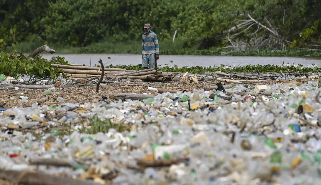 Sampah rumah sakit bukanlah hal baru di pantai ini, di mana jarum-jarumnya menyembul dari pasir," jelas Hector Blanco, 61 tahun, warga desa berpenduduk 3.000 jiwa yang mengumpulkan bambu untuk dijual.  (Photo by Yuri CORTEZ / AFP)