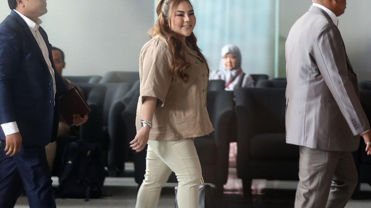 FOTO: Selebgram Lisa Mariana Penuhi Panggilan KPK