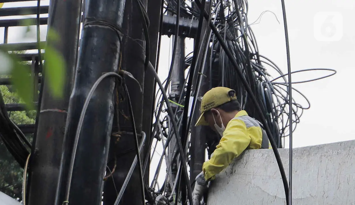 Petugas Dinas Bina Marga DKI Jakarta melakukan penataan kabel utilitas di kawasan Kapten Tendean, Jakarta, Kamis (14/9/2023). (Liputan6.com/Herman Zakharia)