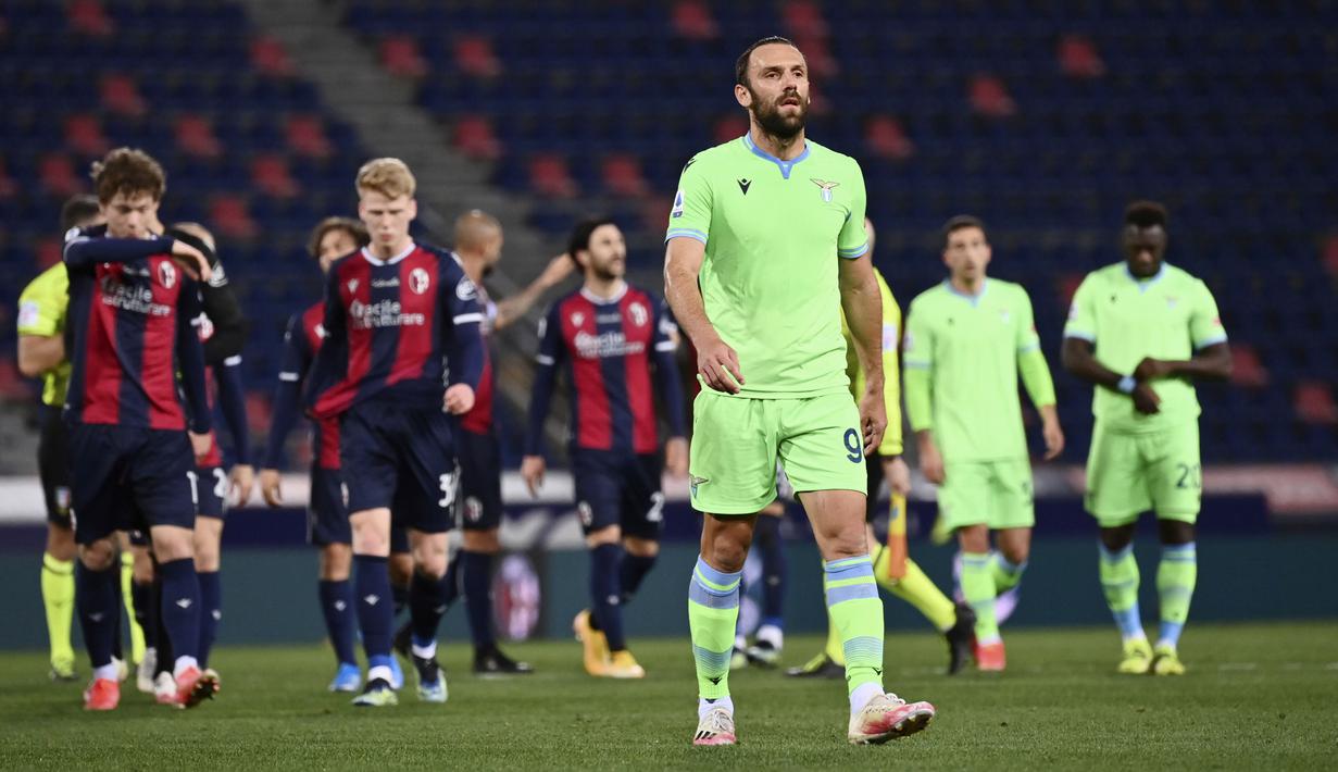 Pemain Lazio, Vedat Muriqi, tampak lesu usai ditaklukkan Bologna pada laga Liga Italia di Stadion Renato Dall’Ara, Minggu (28/2/2021). Lazio takluk dengan skor 2-0. (Massimo Paolone/LaPresse via AP)
