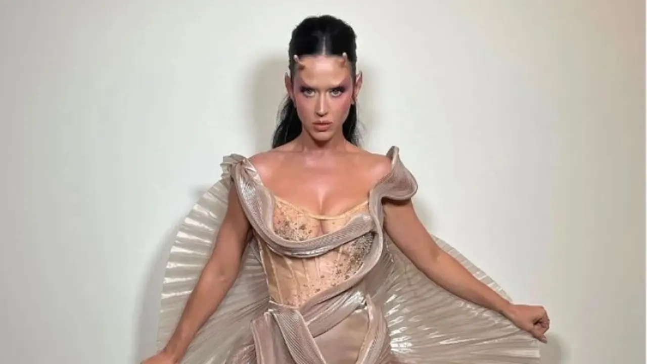 Tampil Bergaya Alien di Pesta Jeff Bezos, Katy Perry Pakai Gaun Desainer Indonesia Mety Choa.  foto: Instagram @maisonmet