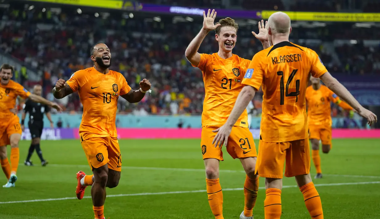 Di masa injury time yang berdurasi 10 menit, Timnas Belanda berhasil mencetak gol kedua saat injury time memasuki menit ke-6. Gol dicetak lewat aksi pemain pengganti, Davy Klaassen lewat sepakan kaki kiri dari dalam kotak penalti yang gagal dibendung Edouard Mendy. (AP/Petr David Josek)
