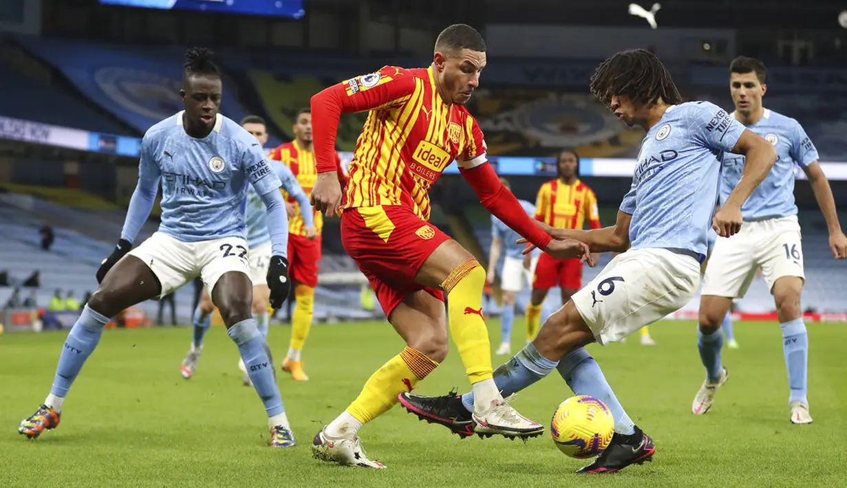 Pemain West Bromwich Albion Jake Livermore meninggalkan perebutan bola dengan pemain Manchester City Nathan Ake pada pertandingan Liga Inggris di Etihad Stadium, Manchester, Selasa (15/12/2020). Bermain imbang 1-1, Manchester City tetap di urutan 6 klasemen sementara. (Martin Rickett/ Pool via AP)