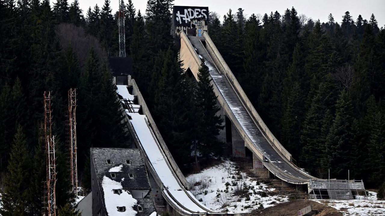 Salah satu fasilitas Olimpiade yang hancur dan terbengkalai akibat perang ini adalah arena lompat ski.<br>