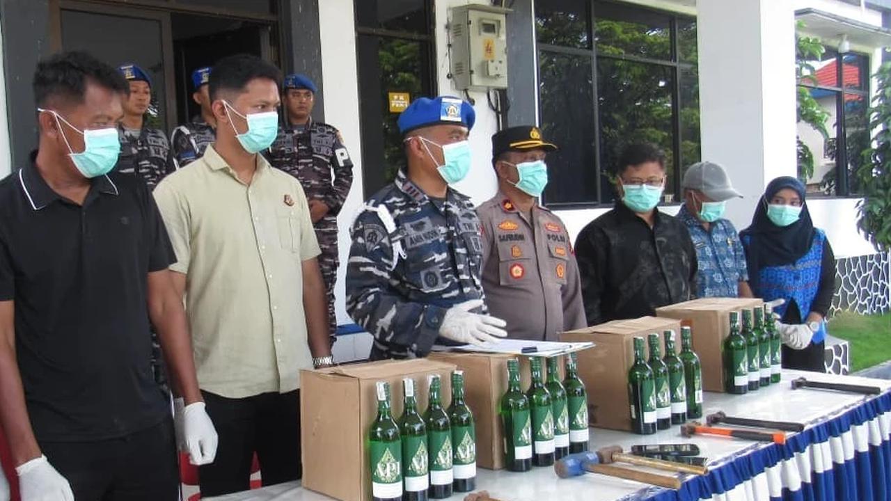 FOTO: TNI AL Musnahkan Miras Ilegal Hasil Operasi di Morotai
