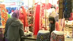 Jelang Lebaran kegiatan mempersiapkan busana Lebaran menjadi salah satu kebiasaan.