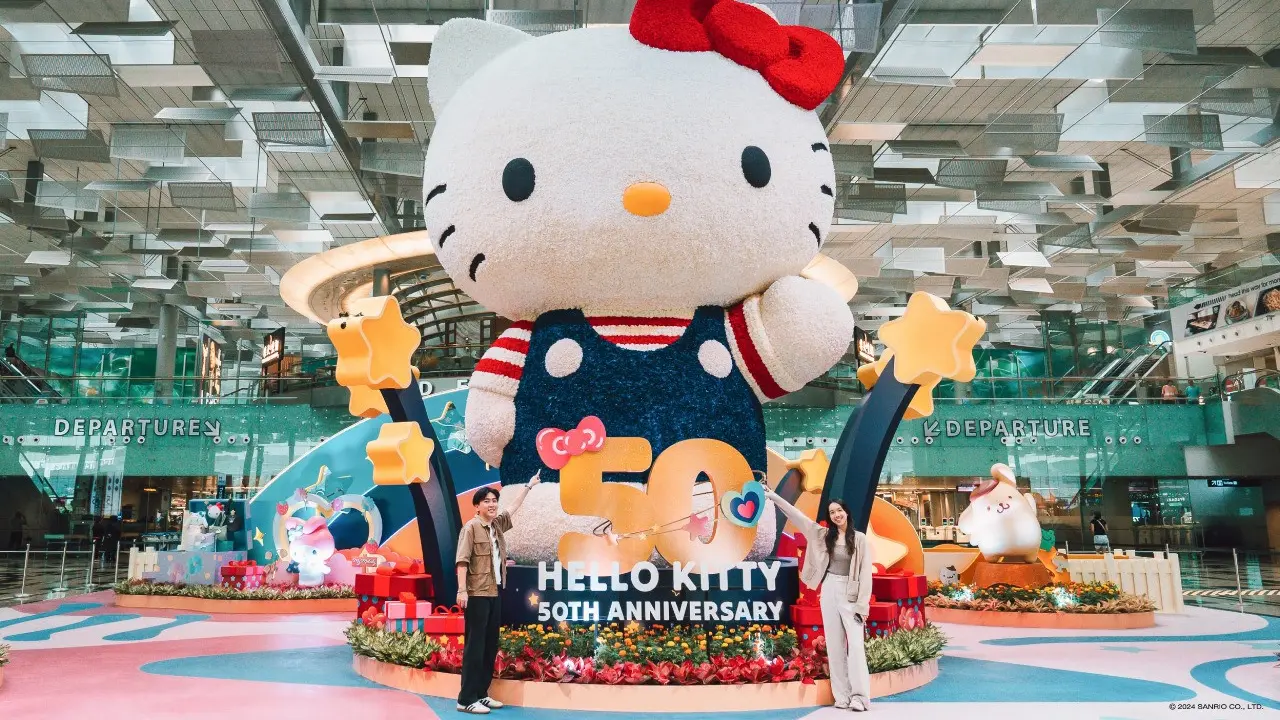 Boneka Hello Kitty Raksasa Sambut Pengunjung Bandara Changi Singapura Jelang Libur Akhir Tahun