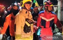 Fakta Tragis Kerusuhan Makassar: Gubernur Sulsel Temui Demonstran, Redakan Tensi Pasca 4 Korban Jiwa & Gedung DPRD Terbakar
