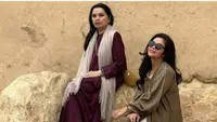 Yanti Airlangga dan Niena Kirana tampak mengenakan abaya dengan nuansa warna maroon dan hijau army. Keduanya tampak memilih busana modest selama berada di Riyadh. [Foto: Instagram/ Yanti Airlangga]